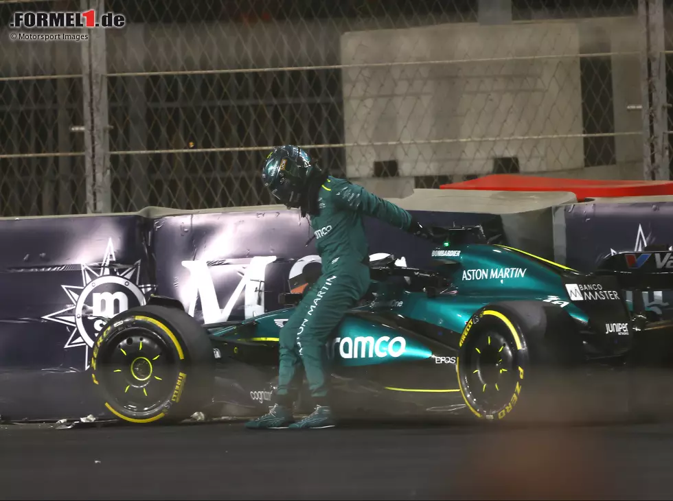 Foto zur News: Lance Stroll (Aston Martin AMR24) verunfallt beim Formel-1-Rennen in Saudi-Arabien 2024