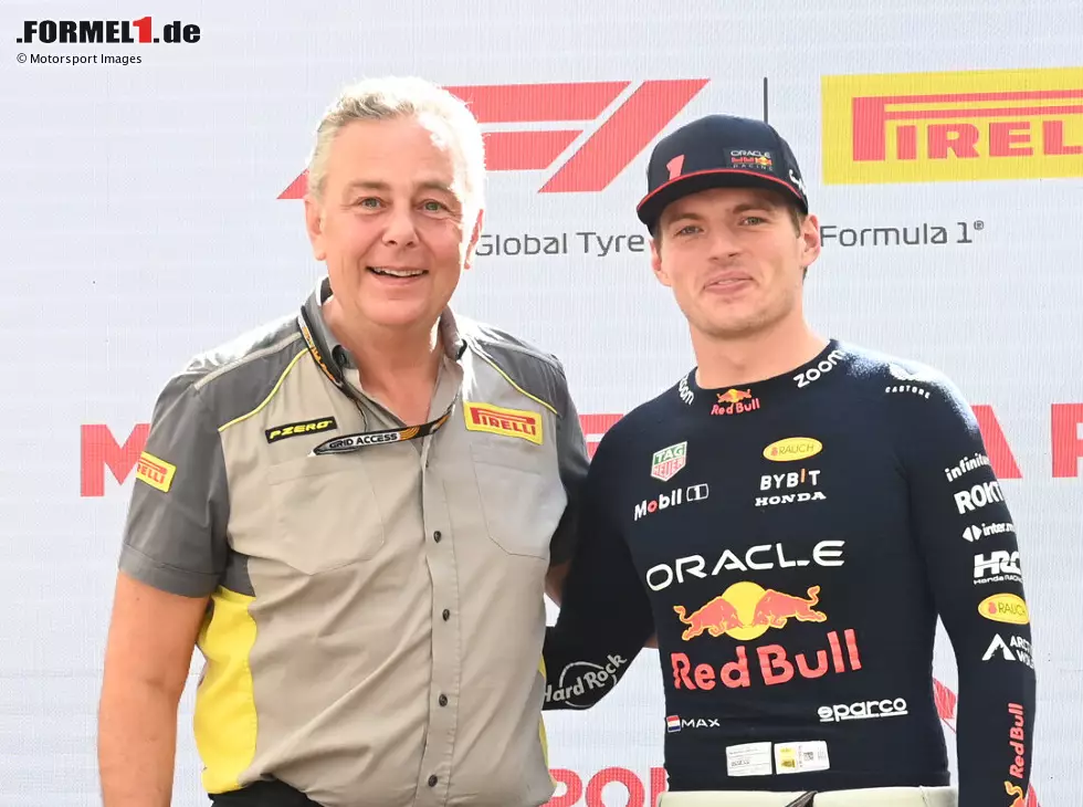 Foto zur News: Pirelli-Manager Mario Isola und Red Bulls Max Verstappen