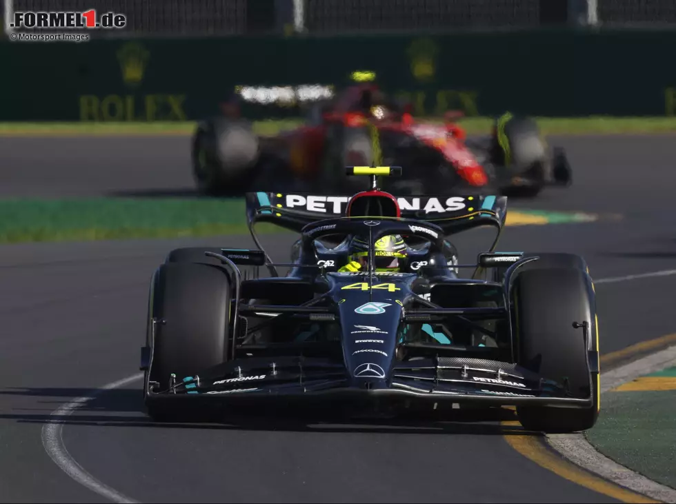 Foto zur News: Lewis Hamilton (Mercedes W14) vor Carlos Sainz (Ferrari SF-23) beim Formel-1-Rennen in Australien 2023