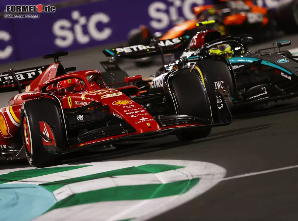 Foto zur News: Charles Leclerc (Ferrari SF-24) und Lewis Hamilton (Mercedes W15) beim Formel-1-Rennen in Saudi-Arabien 2024