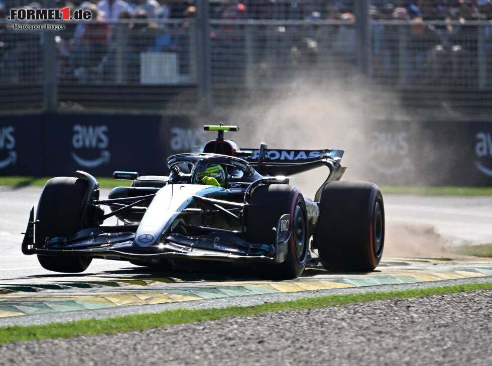 Foto zur News: Lewis Hamilton im Mercedes W15 beim Ritt über den Randstein in Australien 2024