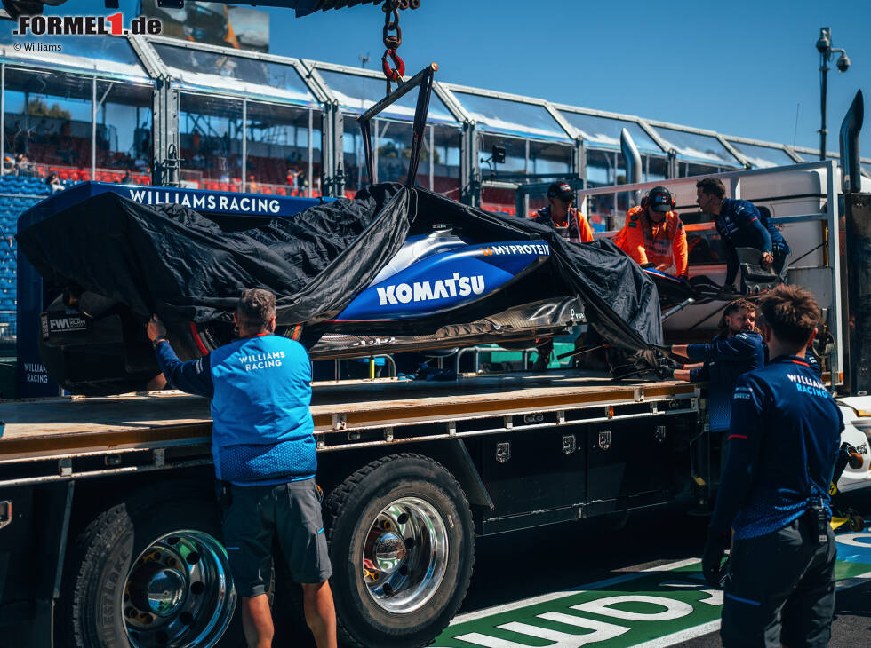 Foto zur News: Das beschädigte Auto von Alexander Albon (Williams) beim Training zum Formel-1-Rennen in Australien 2024
