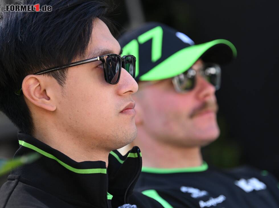 Foto zur News: Ernste Mienen bei den Sauber-Fahrern Guanyu Zhou und Valtteri Bottas