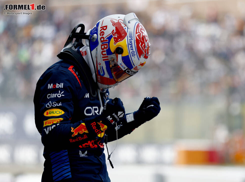 Foto zur News: Max Verstappen (Red Bull) jubelt nach dem Sieg beim Formel-1-Rennen in Suzuka 2024