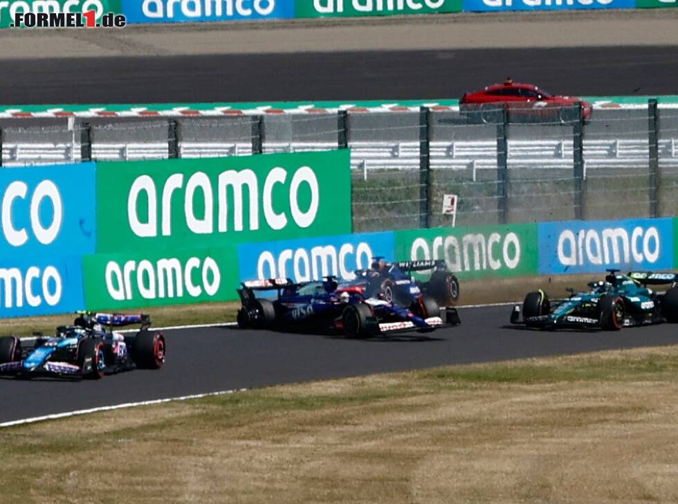 Foto zur News: Da ist&#039;s passiert: Albon und Ricciardo berühren sich
