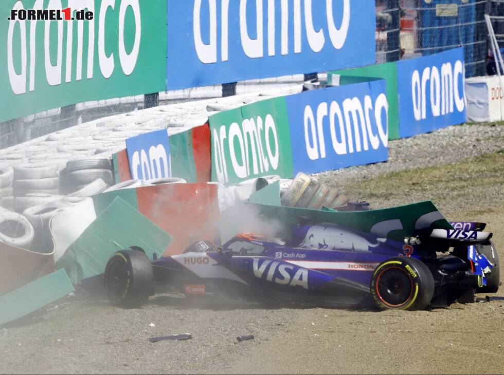 Foto zur News: Nach dem Einschlag von Ricciardo und Albon reagiert die Rennleitung mit roter Flagge
