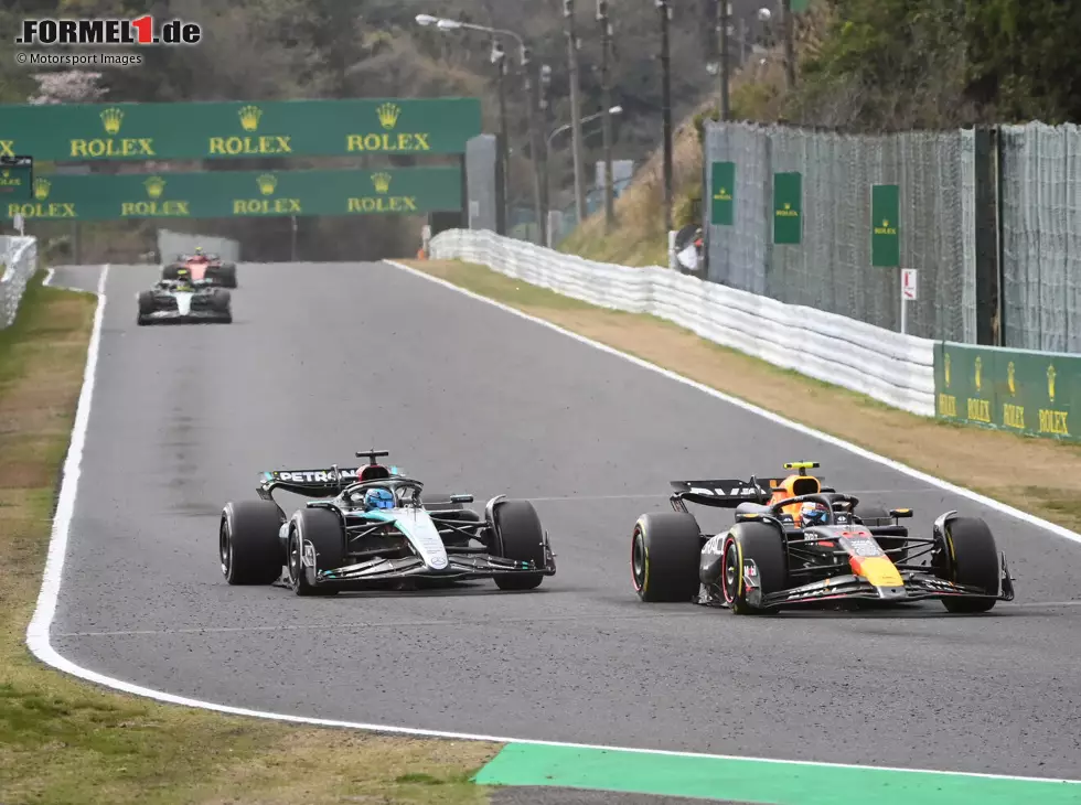 Sergio Perez (Red Bull RB20) und George Russell (Mercedes W15) beim Formel-1-Rennen in Japan 2024 Foto zur News: Sergio Perez (Red Bull RB20) und George Russell (Mercedes W15) beim Formel-1-Rennen in Japan 2024