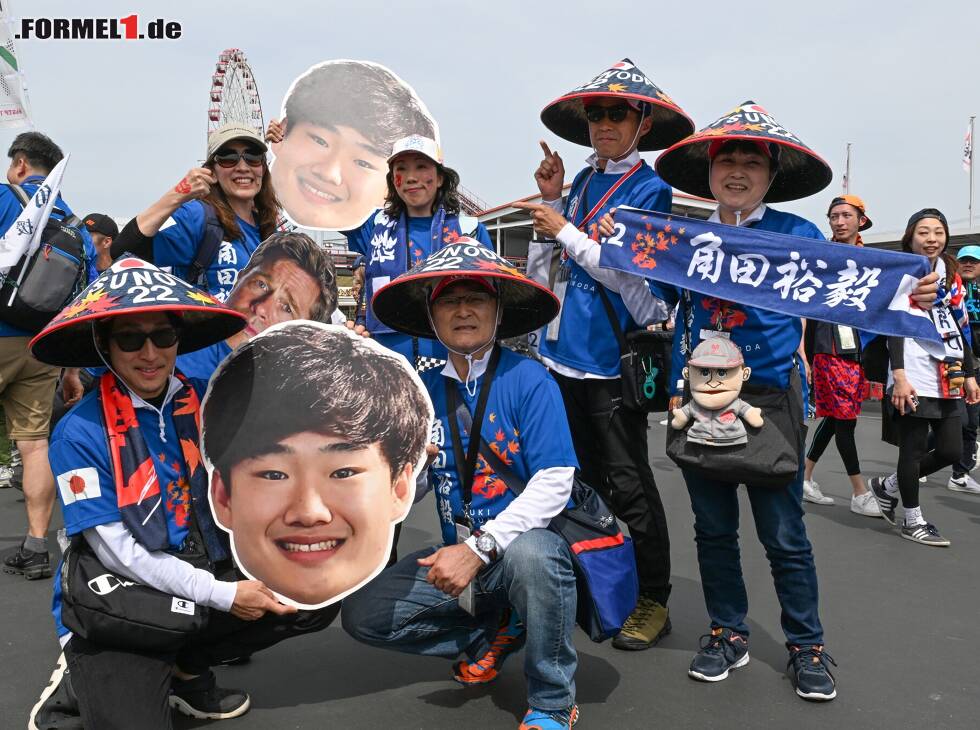 Foto zur News: Fans von Formel-1-Fahrer Yuki Tsunoda beim Rennen in Japan 2024