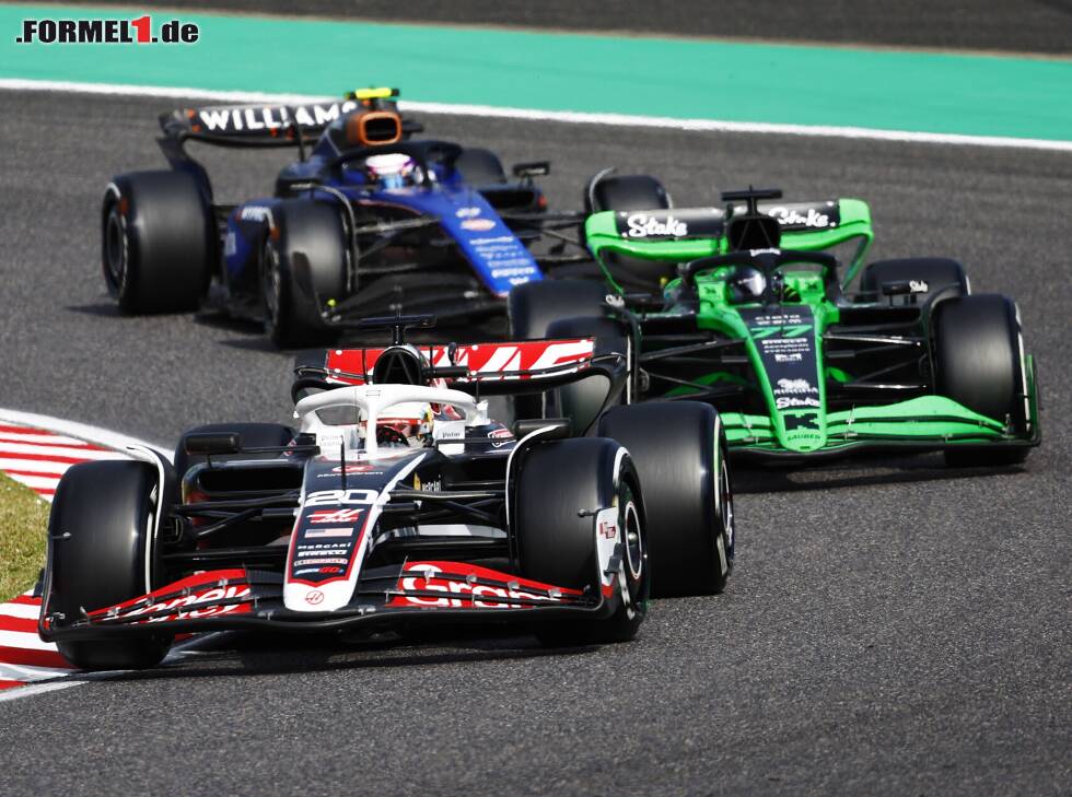 Foto zur News: Kevin Magnussen im Haas vor Valtteri Bottas im Sauber und Logan Sargeant im Williams