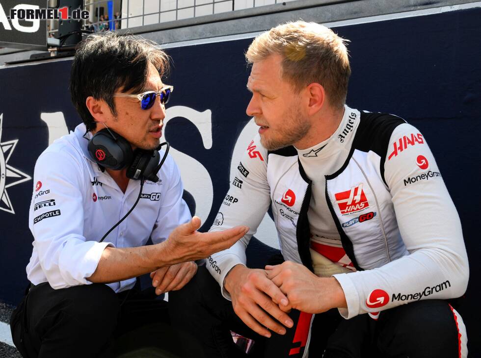 Foto zur News: Haas-Teamchef Ayao Komatsu im Gespräch mit Kevin Magnussen