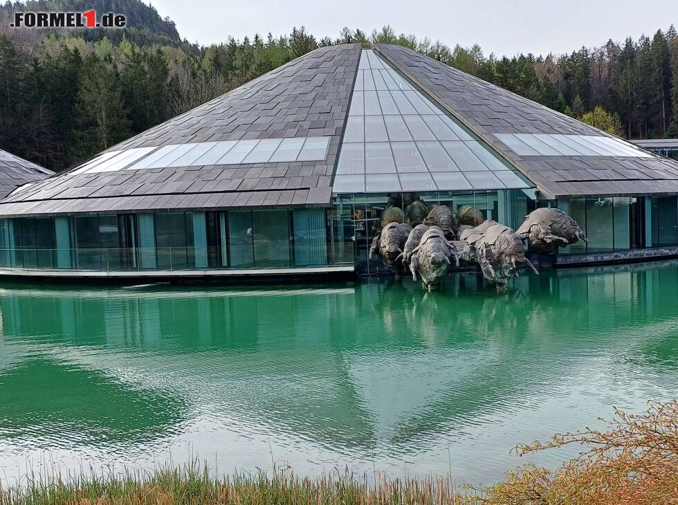 Foto zur News: Leere Büros im Red-Bull-Hauptquartier in Fuschl am See