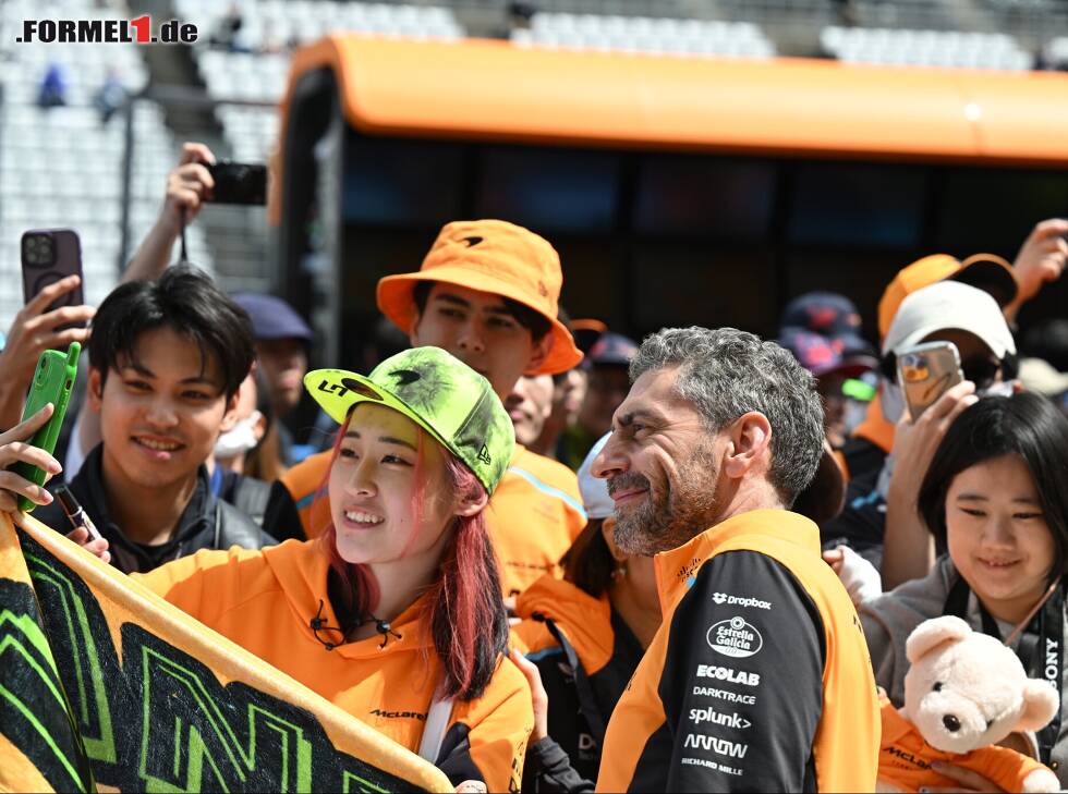Foto zur News: Gute Laune: McLarens Andrea Stella mit Fans in Japan