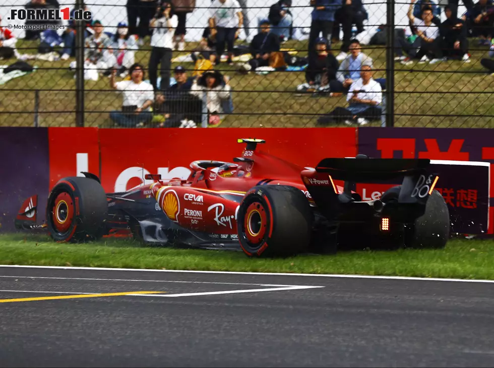 Foto zur News: Carlos Sainz (Ferrari SF-24) verunfallt im Qualifying zum Formel-1-Rennen in China 2024