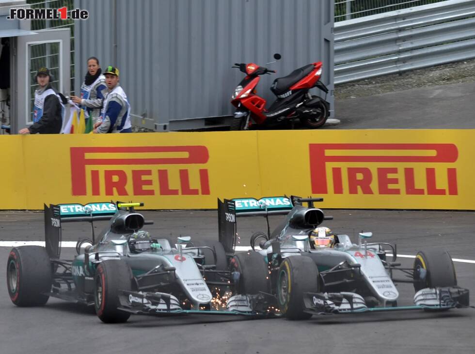 Foto zur News: Funkenflug: Auch in Spielberg fuhren sich Rosberg und Hamilton 2016 in die Kiste