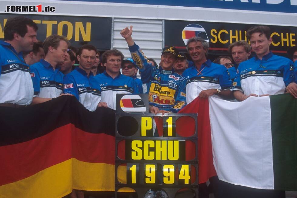 Foto zur News: Michael Schumacher, Flavio Briatore und Benetton feiern den WM-Titelgewinn 1994
