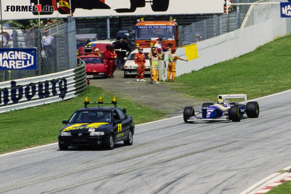 Foto zur News: Das Safety-Car vor Ayrton Senna beim Formel-1-Rennen in Imola 1994