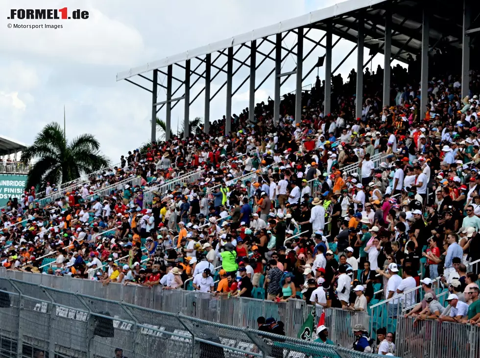 Fans auf einer Tribüne am Miami International Autodrome bei der Formel 1 2024 Foto zur News: Fans auf einer Tribüne am Miami International Autodrome bei der Formel 1 2024