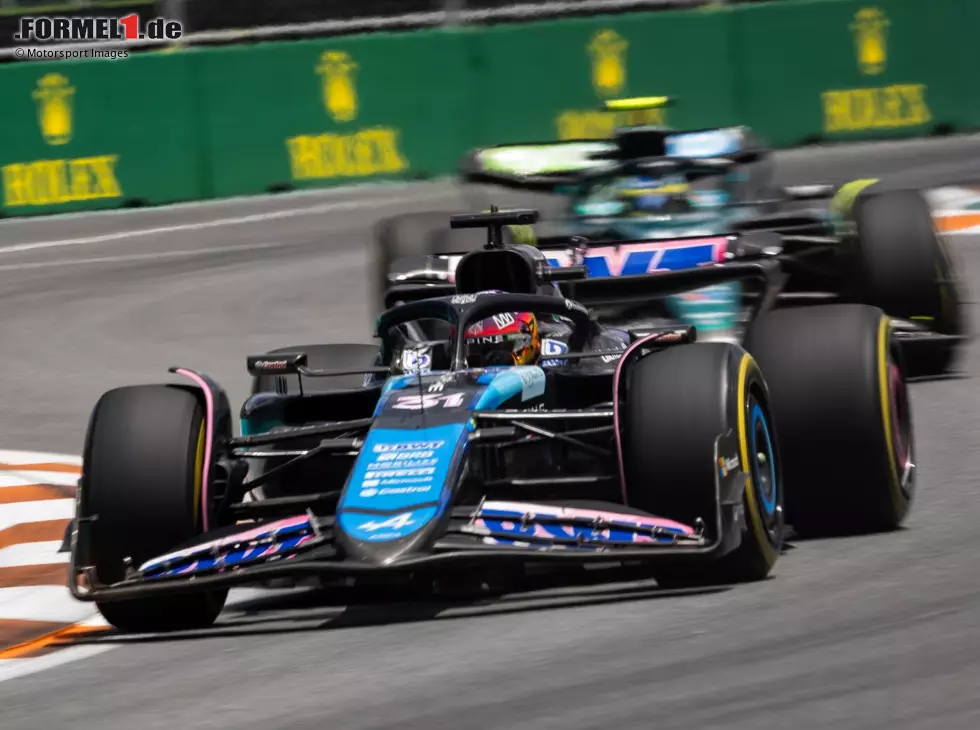 Esteban Ocon im Alpine vor Fernando Alonso im Aston Martin beim Formel-1-Rennen in Miami 2024 Foto zur News: Esteban Ocon im Alpine vor Fernando Alonso im Aston Martin beim Formel-1-Rennen in Miami 2024