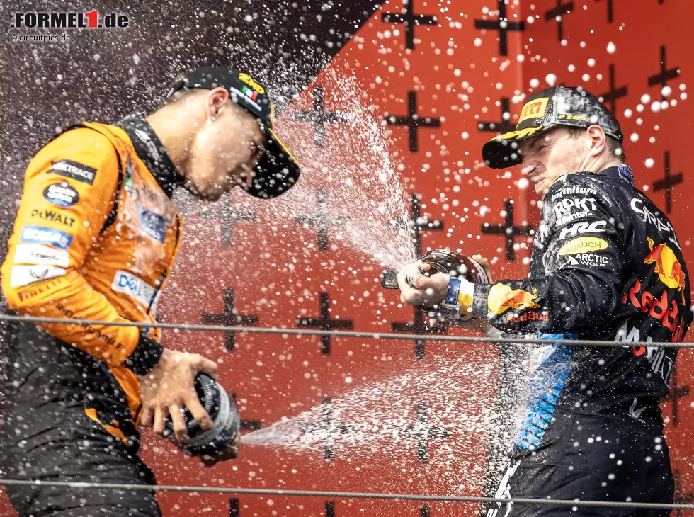 Max Verstappen und Lando Norris jubeln auf dem Formel-1-Podium in Imola 2024 Foto zur News: Max Verstappen und Lando Norris jubeln auf dem Formel-1-Podium in Imola 2024