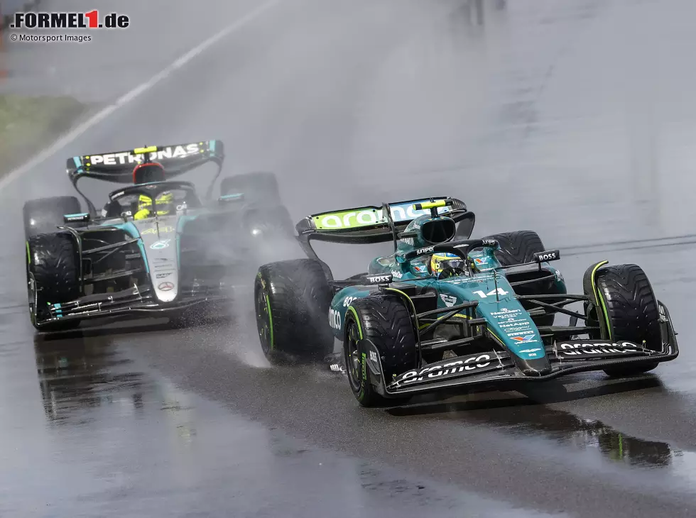 Foto zur News: Fernando Alonso (Aston Martin AMR24) vor Lewis Hamilton (Mercedes W15) beim Formel-1-Rennen in Kanada 2024