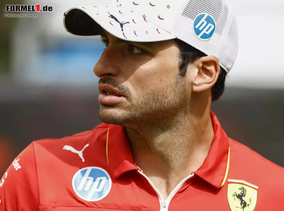 Ferrari-Fahrer Carlos Sainz im Formel-1-Fahrerlager in Barcelona 2024 Foto zur News: Ferrari-Fahrer Carlos Sainz im Formel-1-Fahrerlager in Barcelona 2024