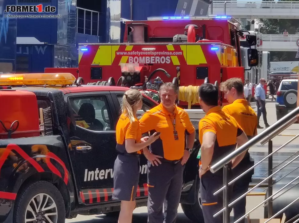 Zak Brown vor dem abgebrannten McLaren-Motorhome in Barcelona Foto zur News: Zak Brown vor dem abgebrannten McLaren-Motorhome in Barcelona