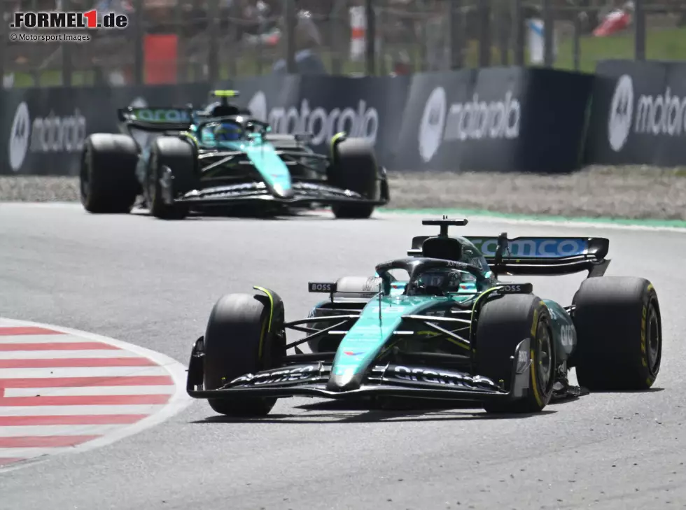 Foto zur News: Lance Stroll und Fernando Alonso (Aston Martin AMR24) beim Formel-1-Rennen in Spanien 2024