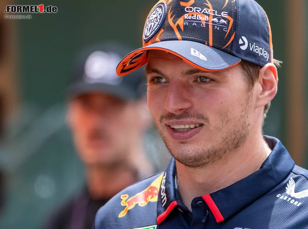 Foto zur News: Formel-1-Fahrer Max Verstappen von Red Bull im Fahrerlager 2024