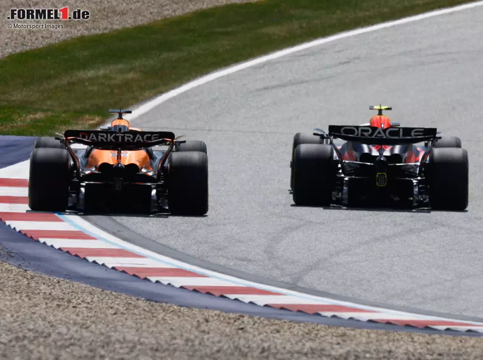 Foto zur News: Sergio Perez (Red Bull RB20) und Oscar Piastri (McLaren MCL38) beim Formel-1-Rennen in Österreich 2024