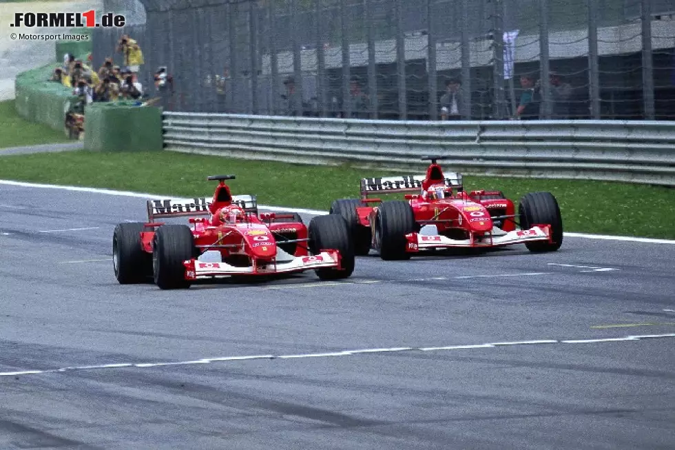 Österreich 2002: Rubens Barrichello lässt Michael Schumacher vorbei Foto zur News: Österreich 2002: Rubens Barrichello lässt Michael Schumacher vorbei