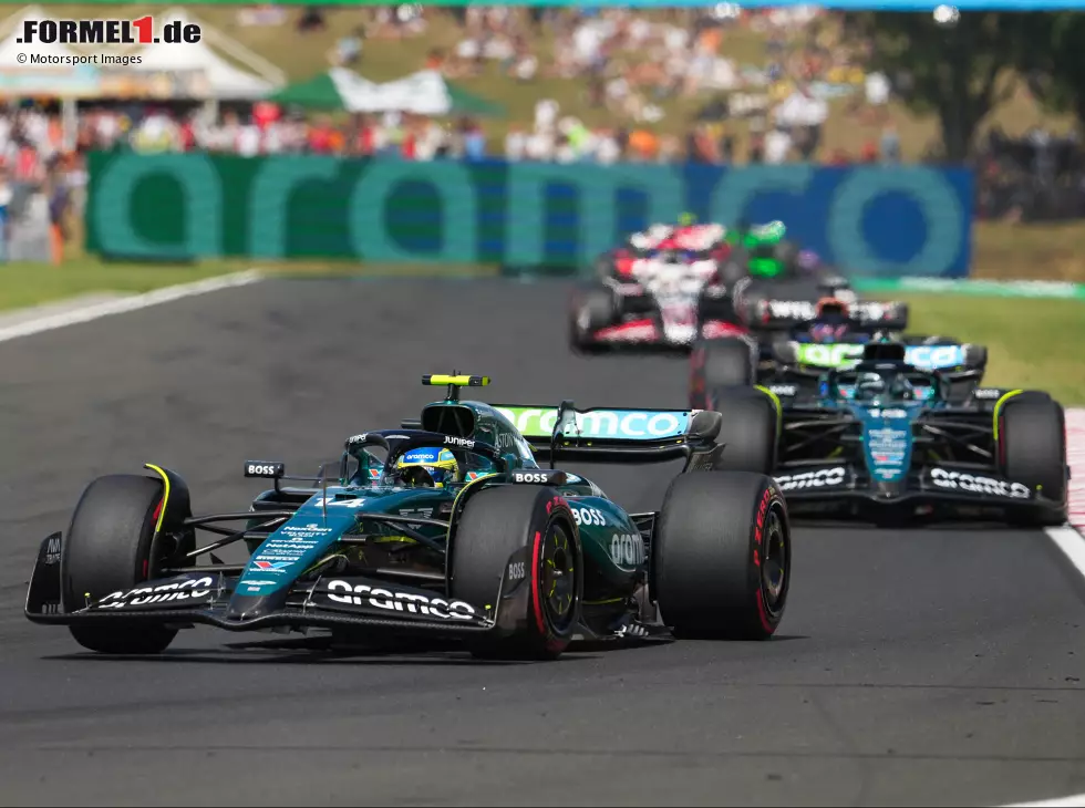Foto zur News: Fernando Alonso vor Lance Stroll (Aston Martin AMR24) beim Formel-1-Rennen in Ungarn 2024
