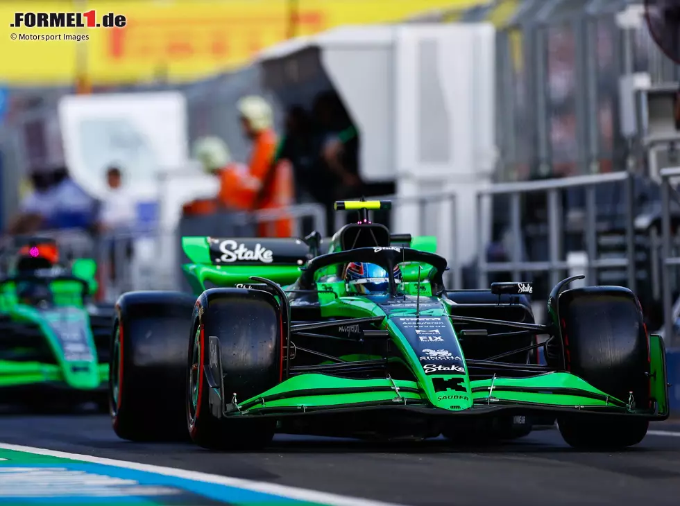 Guanyu Zhou vor Sauber-Teamkollege Valtteri Bottas in der Boxengasse Foto zur News: Guanyu Zhou vor Sauber-Teamkollege Valtteri Bottas in der Boxengasse