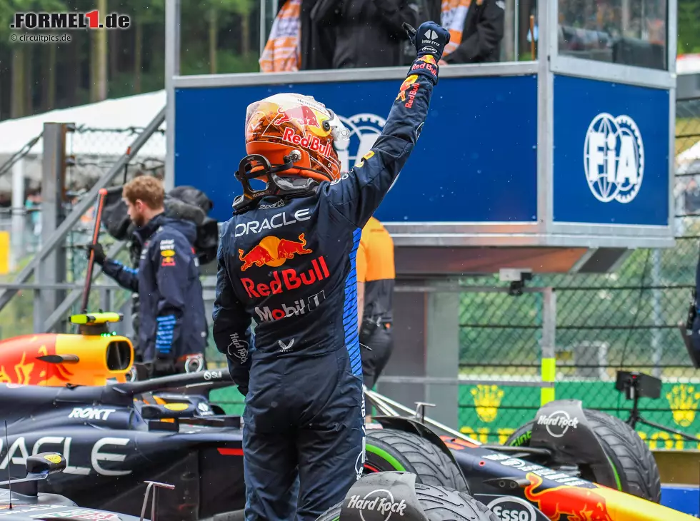 Max Verstappen (Red Bull) jubelt über die Pole beim Formel-1-Rennen in Belgien 2024 Foto zur News: Max Verstappen (Red Bull) jubelt über die Pole beim Formel-1-Rennen in Belgien 2024