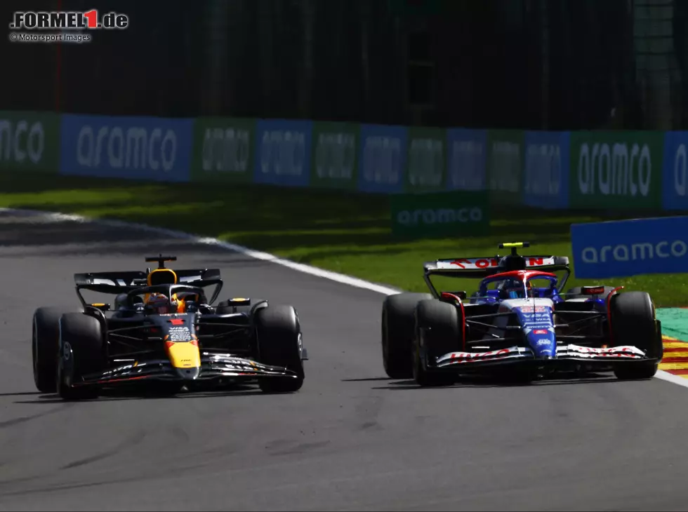 Max Verstappen, Yuki Tsunoda Foto zur News: Max Verstappen, Yuki Tsunoda