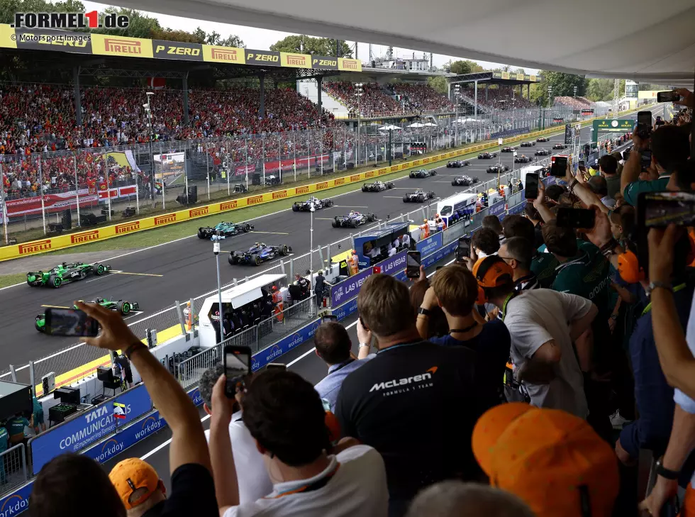 Foto zur News: Fans auf der Tribüne in Monza verfolgen den Formel-1-Start 2024