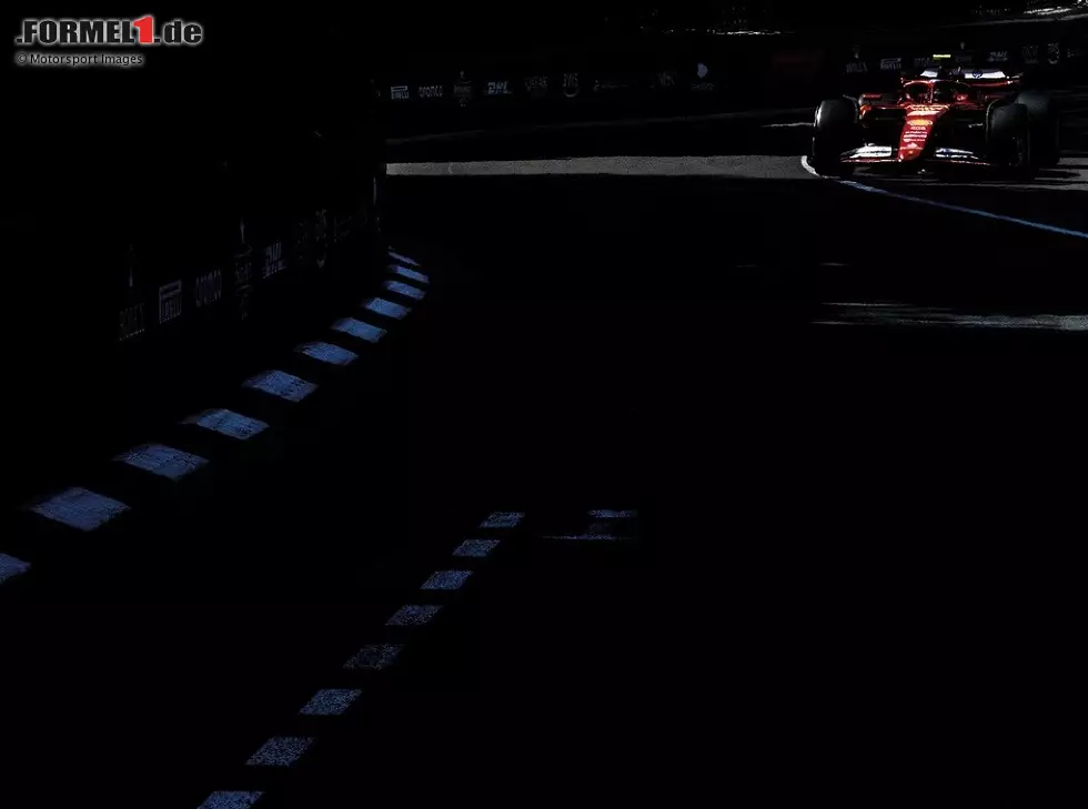 Foto zur News: Ferrari SF-24 im Schatten einer Formel-1-Rennstrecke 2024