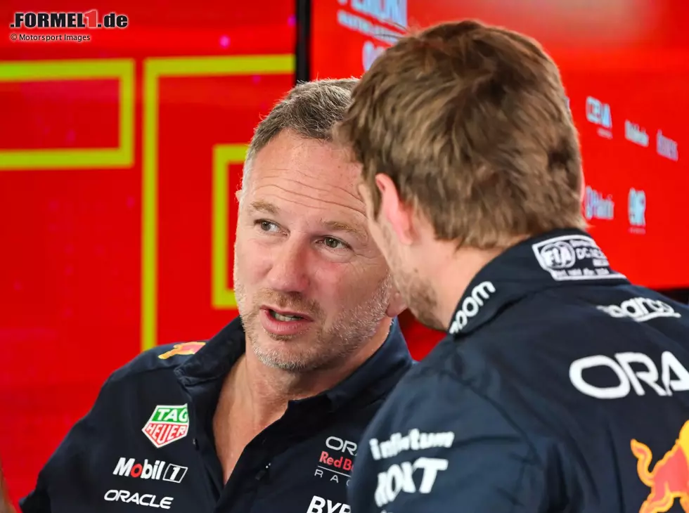 Christian Horner und Max Verstappen in der Red-Bull-Garage Foto zur News: Christian Horner und Max Verstappen in der Red-Bull-Garage