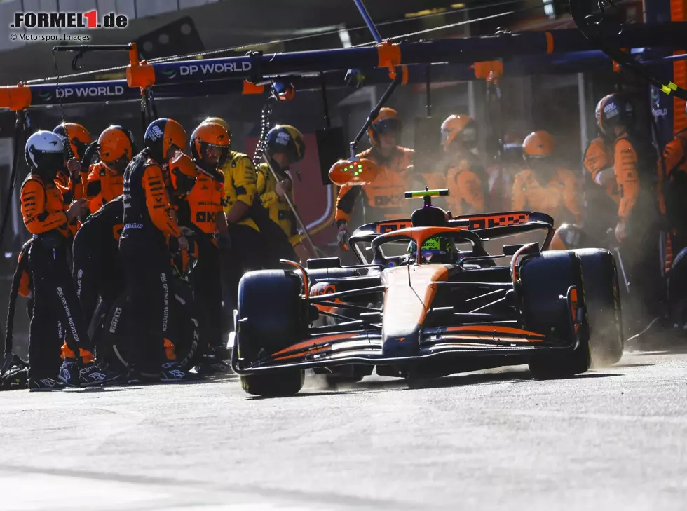 Foto zur News: Lando Norris beim Boxenstopp mit dem McLaren MCL38 in Baku 2024
