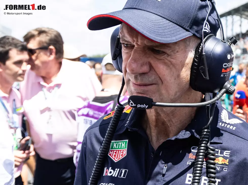 Foto zur News: Adrian Newey nachdenklich in der Formel-1-Startaufstellung