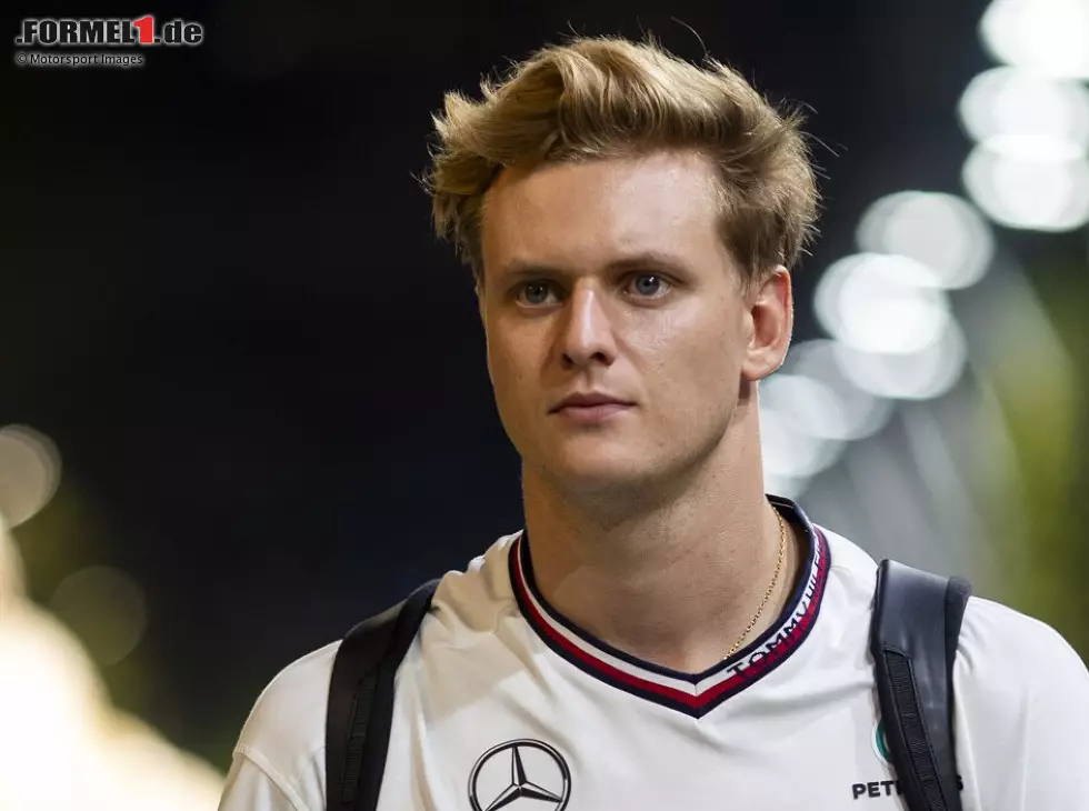Foto zur News: Mick Schumacher im Formel-1-Fahrerlager in Singapur 2024