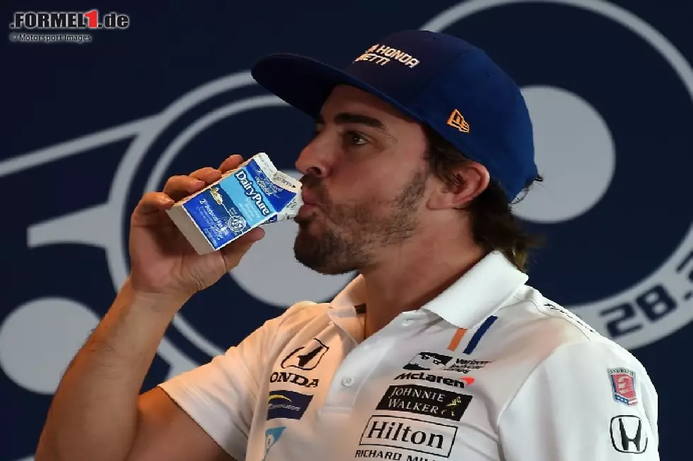 Fernando Alonso trinkt Milch beim Indianapolis 500 Foto zur News: Fernando Alonso trinkt Milch beim Indianapolis 500