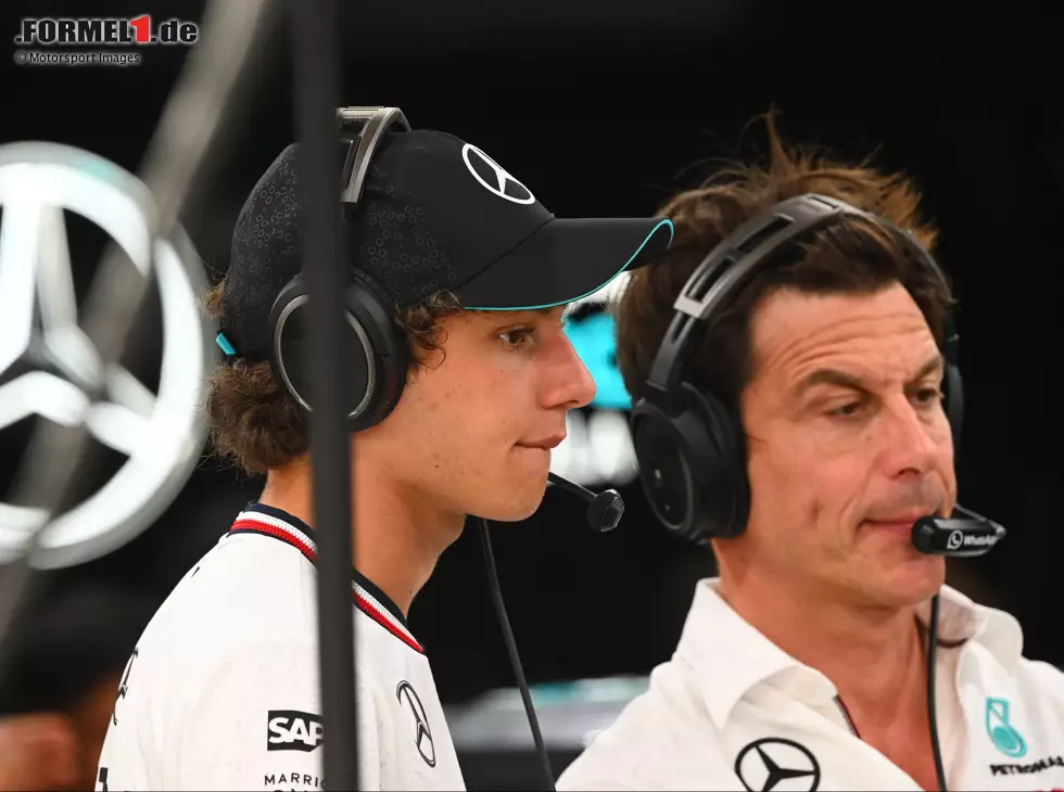 Kimi Antonelli und Toto Wolff in der Mercedes-Garage Foto zur News: Kimi Antonelli und Toto Wolff in der Mercedes-Garage