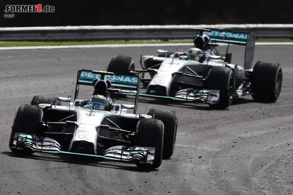 Foto zur News: Nico Rosberg und Lewis Hamilton bei einem Rennen in der Formel-1-Saison 2014
