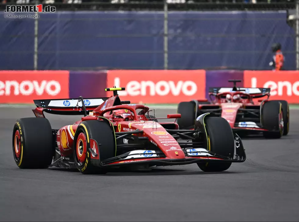 Carlos Sainz bekam zu Beginn des Rennens Druck von Charles Leclerc Foto zur News: Carlos Sainz bekam zu Beginn des Rennens Druck von Charles Leclerc