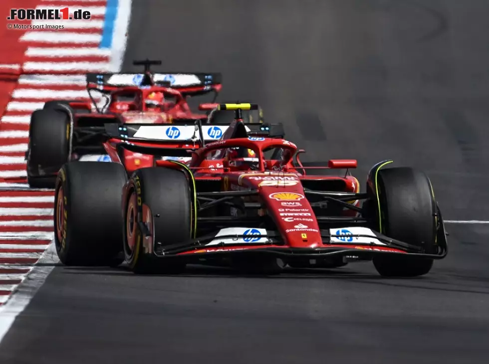 Foto zur News: Carlos Sainz vor seinem Ferrari-Teamkollegen Charles Leclerc beim US-Grand-Prix in Austin 2024