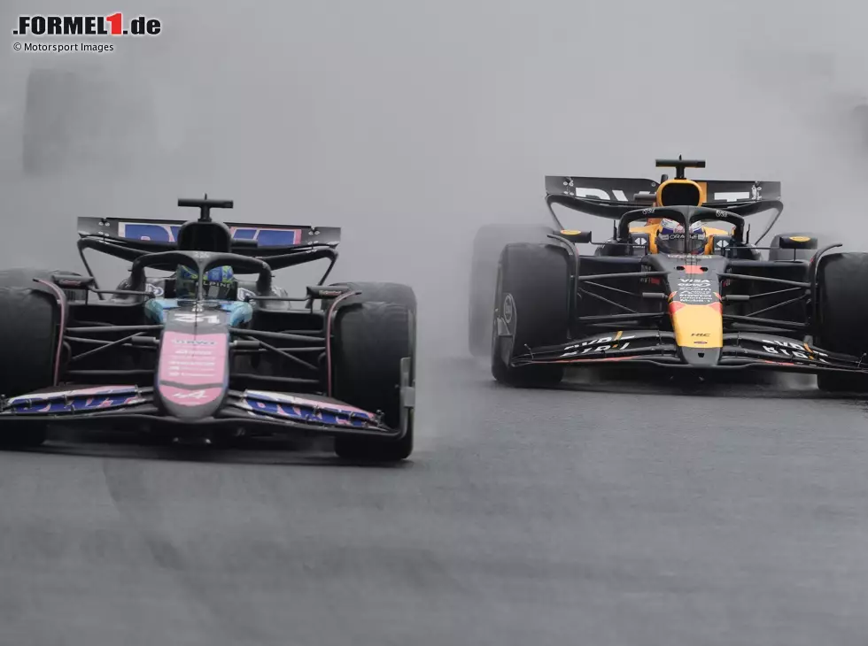Esteban Ocon im Alpine vor Max Verstappen im Red Bull in Brasilien 2024 Foto zur News: Esteban Ocon im Alpine vor Max Verstappen im Red Bull in Brasilien 2024