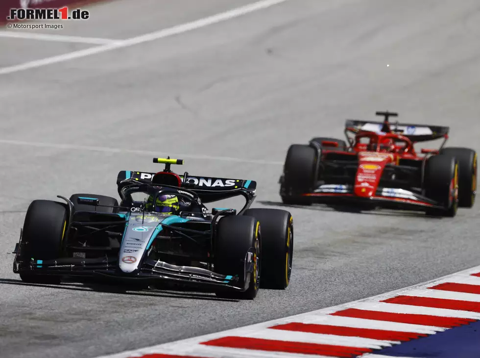 Lewis Hamilton, Charles Leclerc Foto zur News: Lewis Hamilton, Charles Leclerc