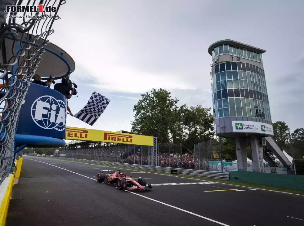 Foto zur News: Charles Leclerc bei der Zieldurchfahrt in Monza