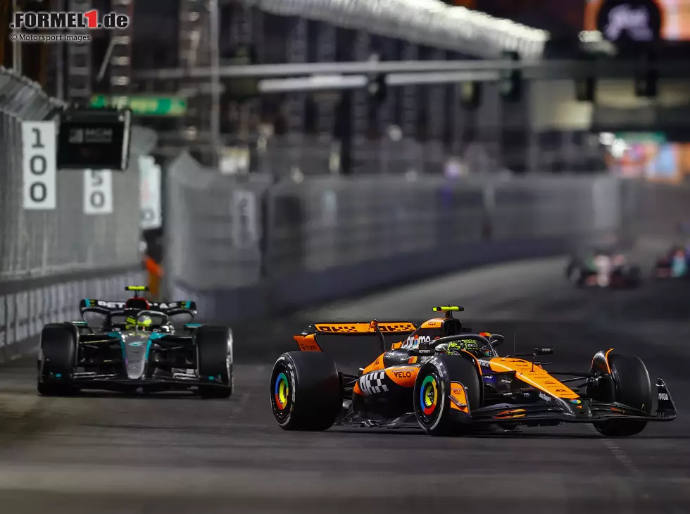 Foto zur News: Lando Norris, Lewis Hamilton