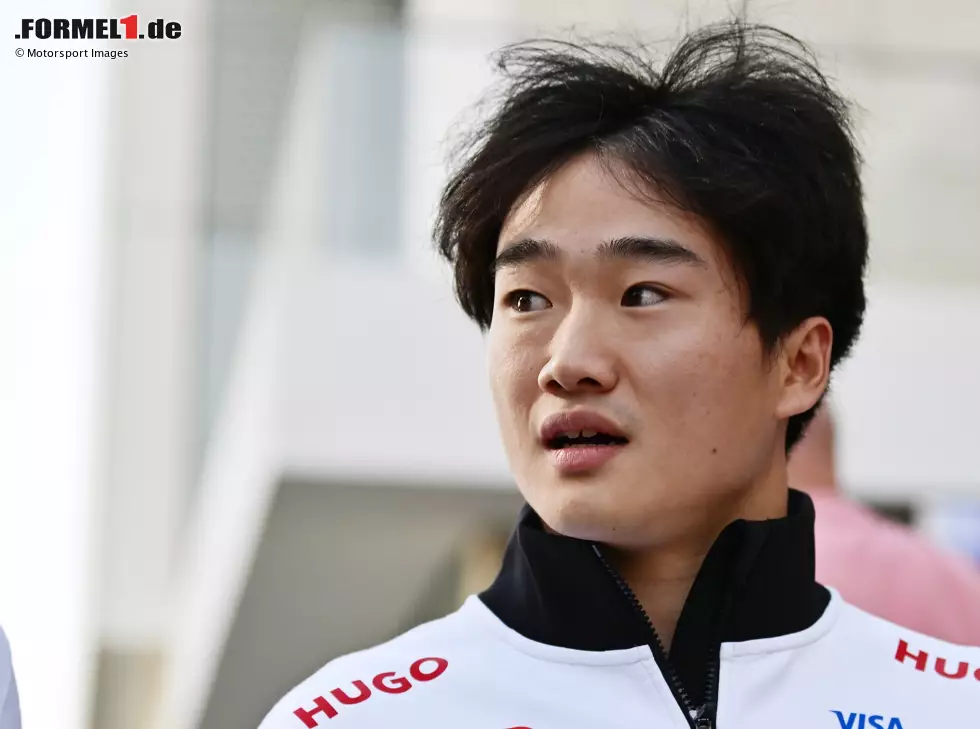 Foto zur News: Yuki Tsunoda im Formel-1-Fahrerlager in Katar 2024